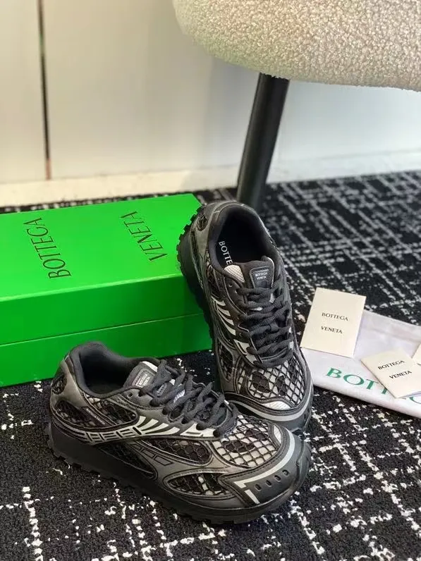 👟👟Ex-factory price 600👟👟 Top version (couples style) Bottega Veneta 23ss autumn and winter show style BV Orbit sneakers Wang Yibo same style couple style casual shoes dad shoes! Runner sneakers! Original purchase and development! Made of original lightweight technical mesh fabric, the same as the original version! The process is complicated! Paired with a rubber outsole designed with a geometric pattern, the high version of the Wang Zha series is actually much taller, but the legs still look slim. Very nice. Durable and durable to play with, standard and version-matching shoe packaging technology, look for high-end versions. The original outsole is exclusively molded, and the color-blocked TPU outsole is used. The material and weight are the same as the original! Size: #Female 35-41 (40 and 41 customized sizes are non-refundable) Male 39-45 (45 size customized are non-returnable and exchangeable)